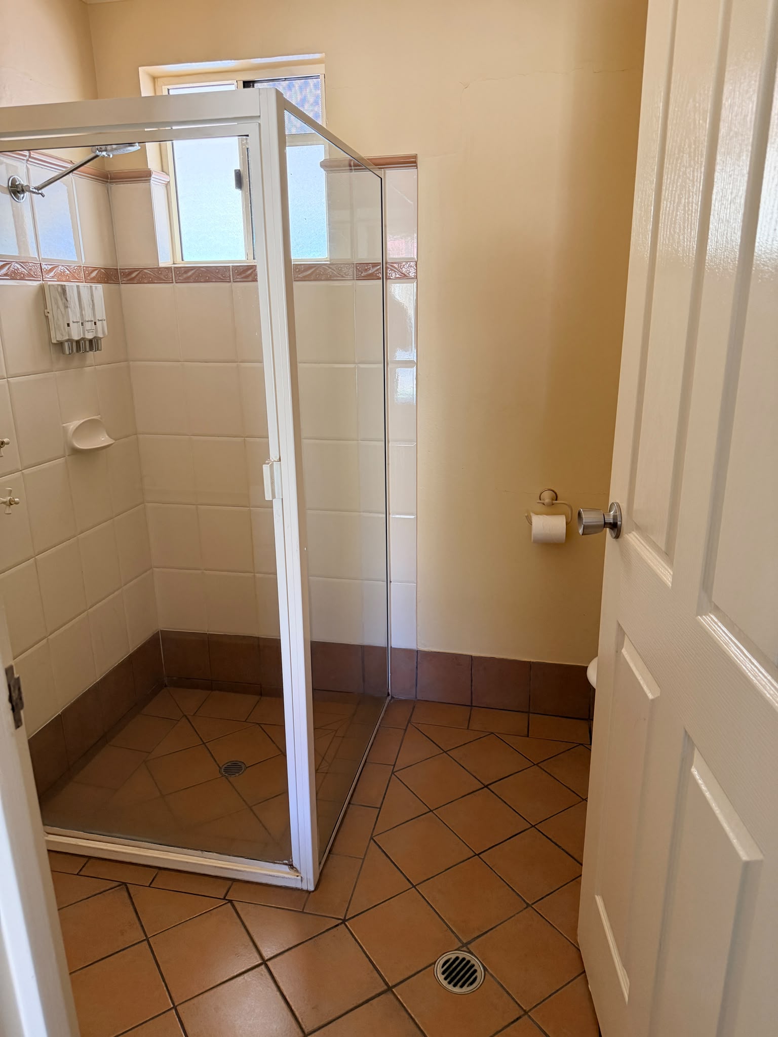 standard queen room Image